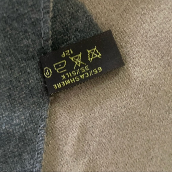 LOUIS VUITTON Reversible Cashmere Scarf - Picture 9 of 10